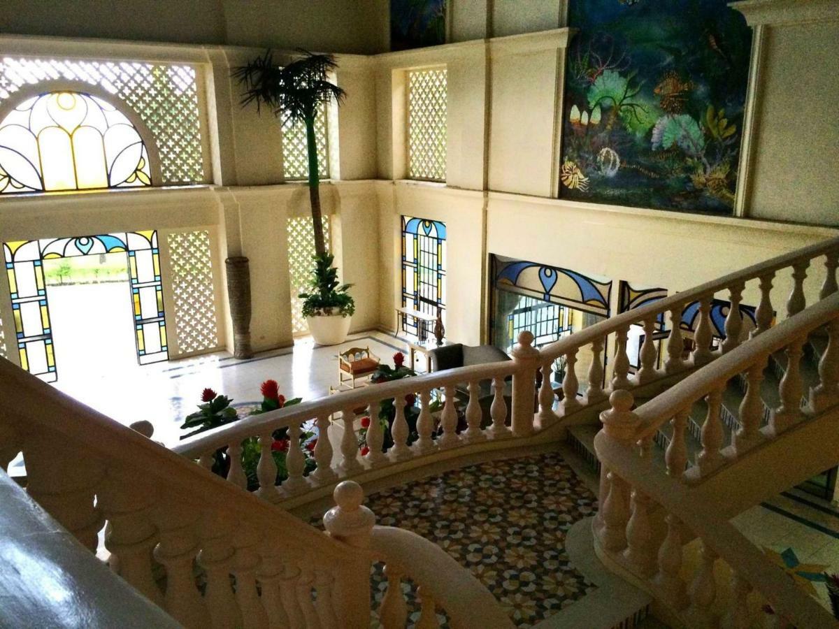 Club Morocco Resort And Country Club Subic Exterior photo