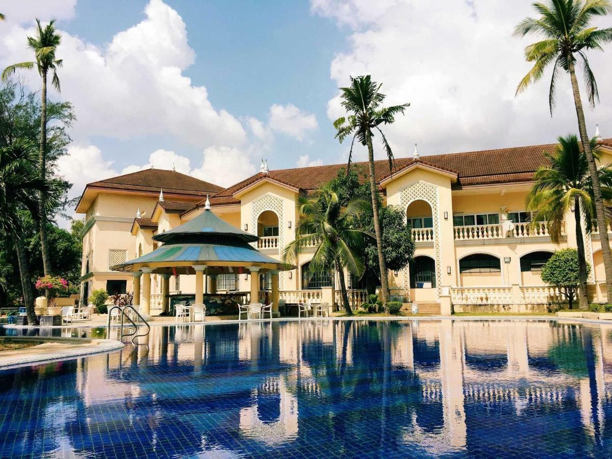 Club Morocco Resort And Country Club Subic Exterior photo